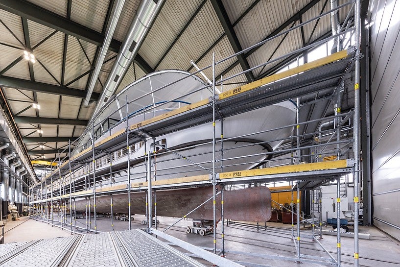 Con el método de construcción vertical del andamio de fachada PERI UP, es posible ajustar sin esfuerzo el andamio a la geometría del barco.