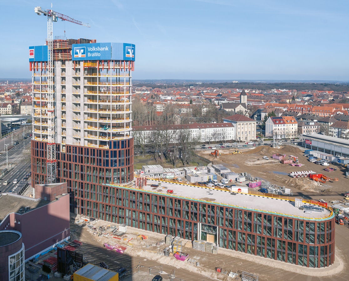 Die 20 Etagen des 70-m-Hochhauses bieten – zusammen mit 5 Geschossen des schlanken, 120 m langen Sockelbaus – Platz für etwa 1.000 Büro-Arbeitsplätze.