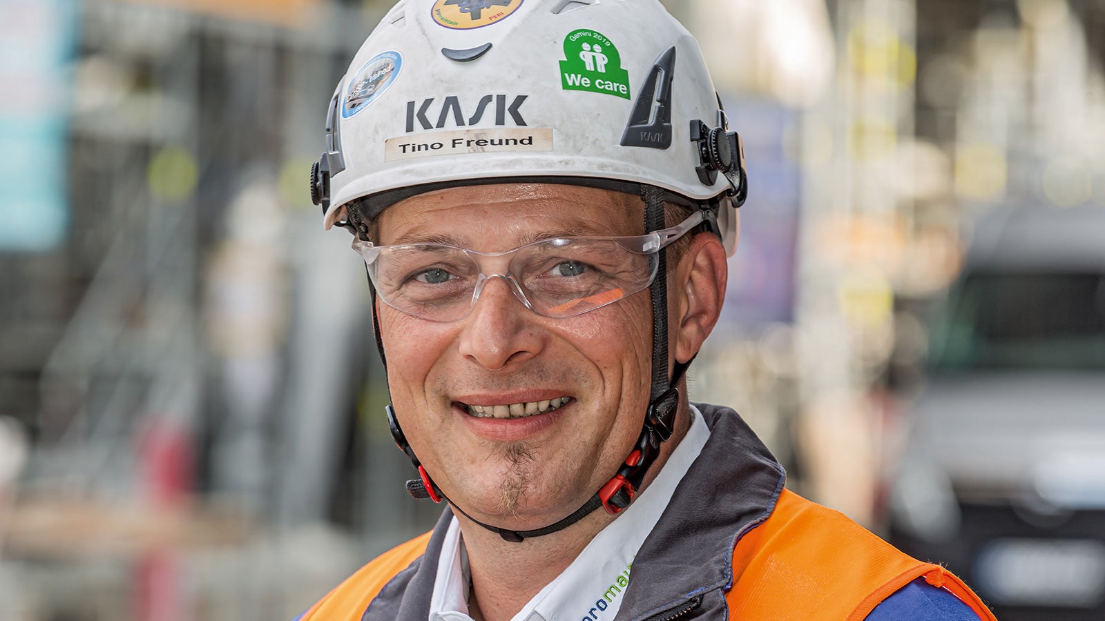 Eine große Herausforderung in diesem Projekt sind die Platzverhältnisse aufgrund der Anlagenstruktur. Durch die 3D-Vorplanung und das PERI UP Rastermaß von 25 cm konnten, trotz der engen Platzverhältnisse in der Anlage, die Gerüste sicher und termintreu errichtet werden. Für diese extreme Herausforderung wurden teilweise neue Lösungen und Bauteile konzipiert und verwendet, die den Industriegerüstbau weiterentwickeln. In den Außenbereichen konnte durch den Einsatz von PERI UP Flex in Kombination mit dem VARIOKIT Baukastensystem eine enorme Kosten- und Zeitersparnis für den Kunden erzielt werden. Das ergibt zudem neue Möglichkeiten im Gerüstbau.
