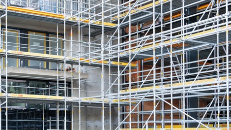 Debido a los paneles prefabricados de muro verde, las opciones de anclaje para el andamio de la fachada eran limitadas. Los ingenieros de PERI solucionaron este problema anclando el andamio de la fachada directamente al andamio modular, lo que proporciona estabilidad y seguridad. (Foto: PERI Hungría)<br/>