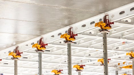 Dzięki jednolitemu rozmieszczeniu i wielkości płyt uzyskuje się spójny układ lica betonu.<br/>