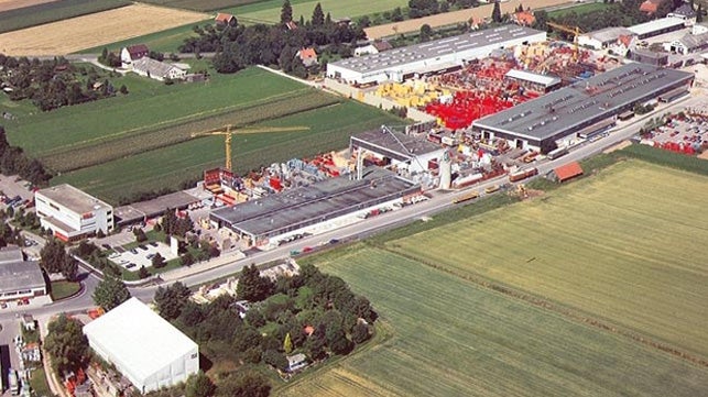 <p>Das Werk w&amp;auml;chst rasant. Gro&amp;szlig;e Produktionshallen und Freilagerfl&amp;auml;chen geh&amp;ouml;ren zum Firmengel&amp;auml;nde.</p><br/>