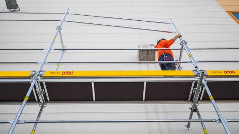 Vzhledem ke zvláštnímu tvaru Easy rámu může být zábradlí následujícího podlaží montováno ze spodní úrovně - zcela bez dodatečných dílů a s tím spojených vícenákladů.