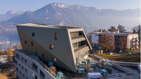 Ensemble Avant-Scène Trésums à Annecy (74), face au lac : plus de 20 bâtiments avec terrasses au bord du Lac d’Annecy, et un hôtel 4* rénové et agrandi.<br/>(Photo : E.G.B.I Perrin)<br/>