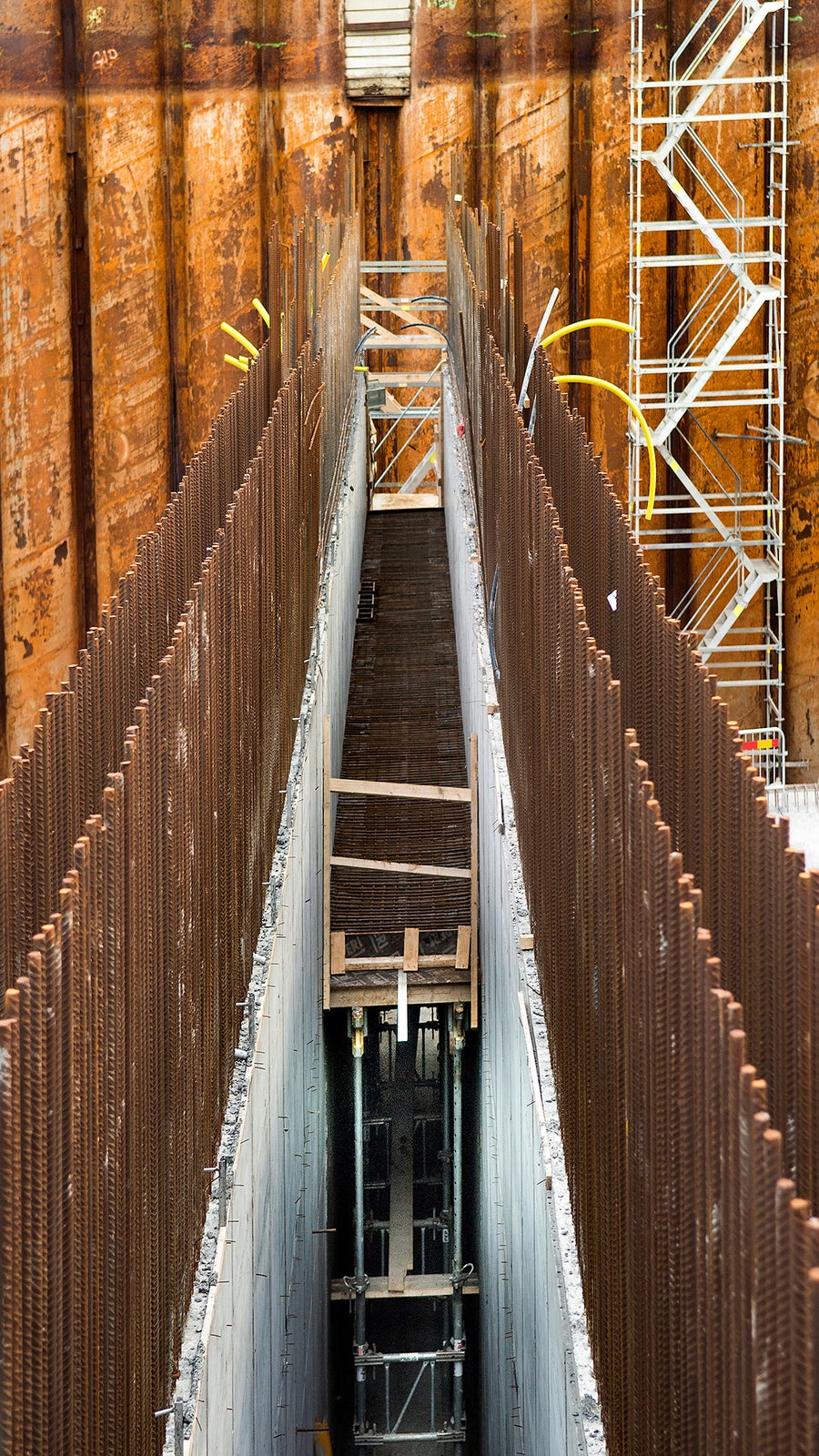 Schaktgropen används som torrdocka för produktion av de tre sänktunnelelementen