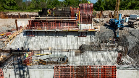 Z dôvodu, že sa dilatačný blok nachádza pod úrovňou terénu do hĺbky 5,00m, boli pre debnenie stien navrhnuté oporné rámy SB v kombinácii s debnením TRIO. Pre debnenie podlahy bol navrhnutý rošt závor SRU podopretých podpernými vežami Rosett. Založenie podpernej konštrukcie predstavovalo náročnú výzvu, keďže spodná doska, na ktorú bola podperná konštrucia položená, bola spodnou doskou vstupu a bola vo výraznom spáde a prechodnici do vodorovnej roviny.