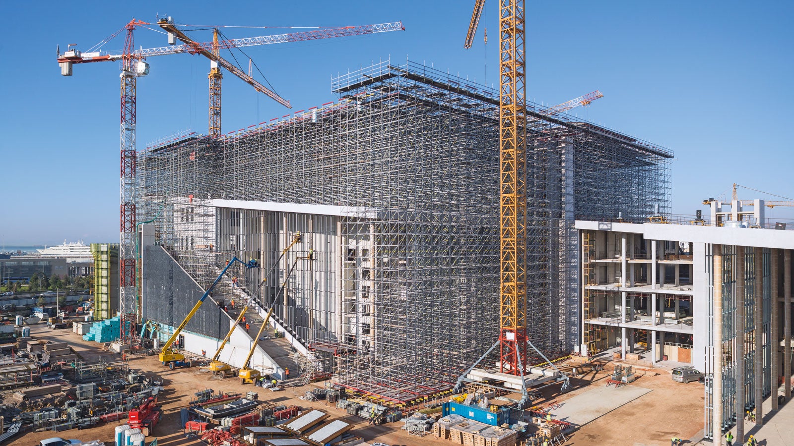 PERI engineers from Greece and Germany worked closely together to develop the shoring solution for the canopy of the new cultural centre – a magic carpet that appears to float just above the building. Solar modules supply the building with "green" energy.