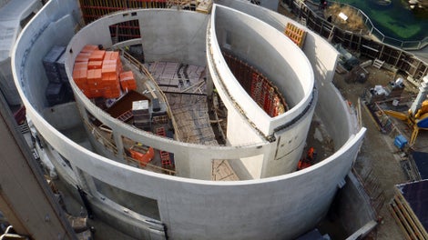 Væggene til isbjørnebassinet og det arktiske fulgefjeld er færdigstøbte. 