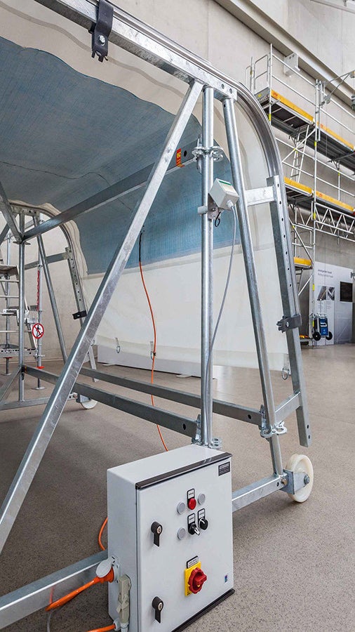 可加热的防水油布确保了屋顶上没有冰、雪。这不仅避免了对积雪清理的额外工作，同时保证了更大的跨度，而无需考虑积雪的影响，从而节省了时间与成本。