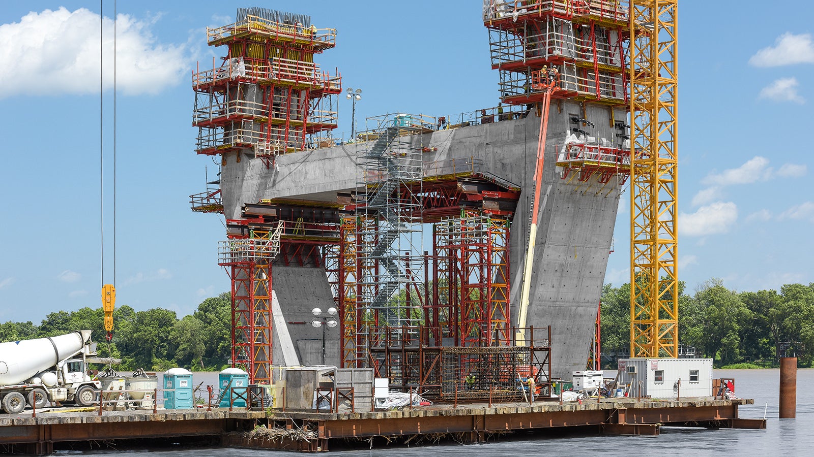 Una perfetta combinazione tra i sistemi di casseforme a ripresa e impalcature di sostegno ha permesso di realizzare rapidamente i due piloni del ponte a forma complessa, rispettando le tolleranze dimensionali e i tempi prestabiliti