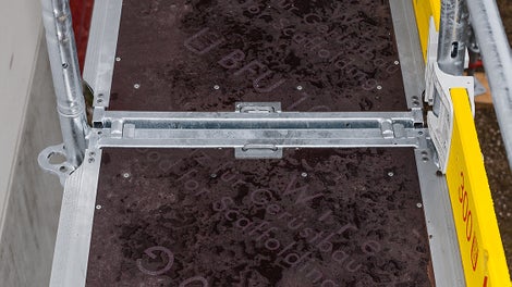 PERI UP 踏脚板完全覆盖整个平台，不论是脚手架两跨之间还是并列铺设的踏脚板，都不会产生间隙或重叠，所以不需要其它的任何附加盖板