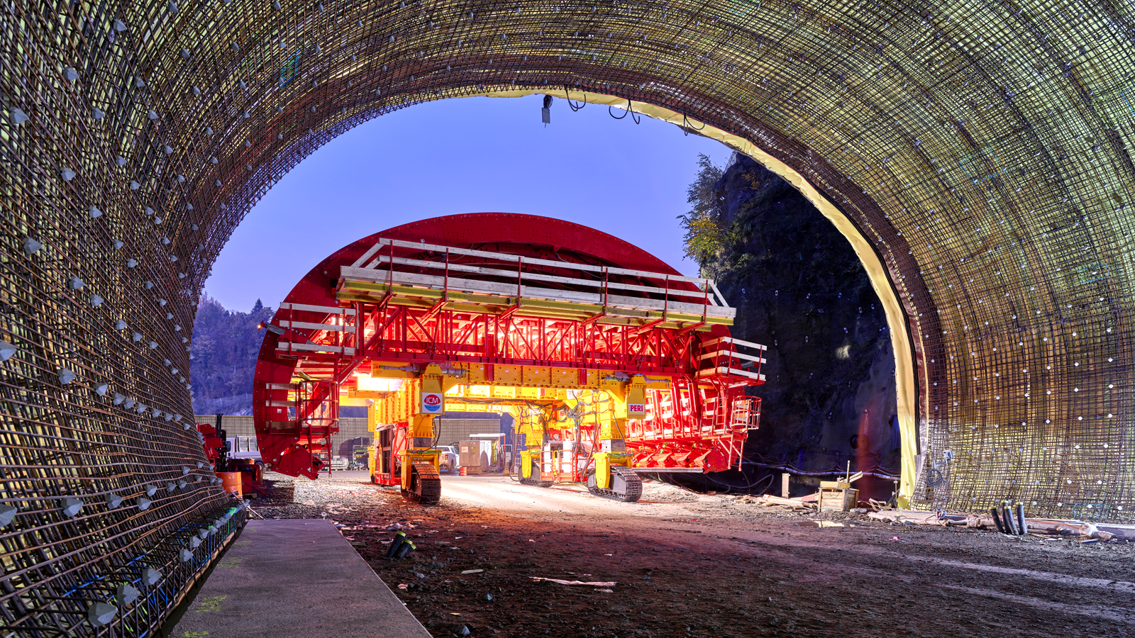 The A26 project is one of the most important infrastructure projects in the Austrian city of Linz and the surrounding area with the goal to ease congestion on its urban transport network. The key to success during the project implementation stage was a PERI engineering solution that was innovative, safe and efficient in equal measure, coupled with comprehensive project support. The highlight: The first fully hydraulic tunnel formwork carriage with a caterpillar drive in Austria.