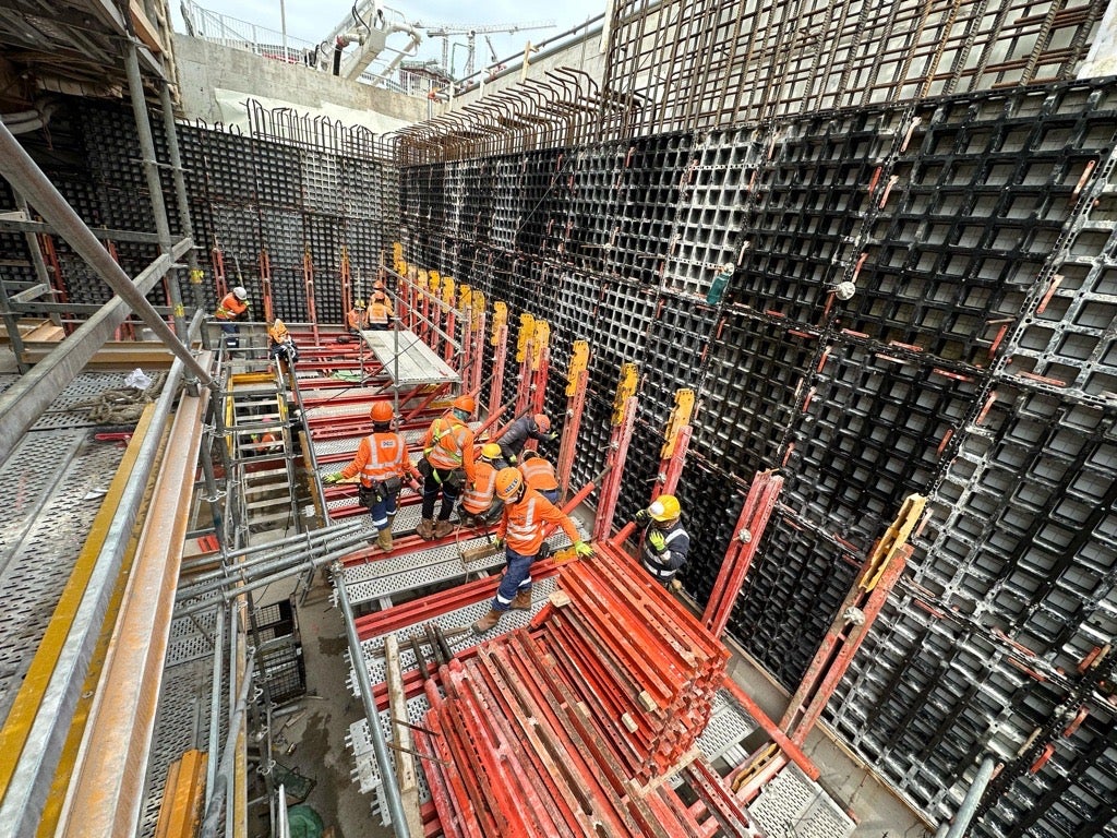 The lightweight DUO panels, combined with PERI’s modular scaffolding, create a safe and efficient working platform for the complex station structure. Designed for fast assembly and minimal crane usage, it perfectly meets our client requirements for safety and productivity.