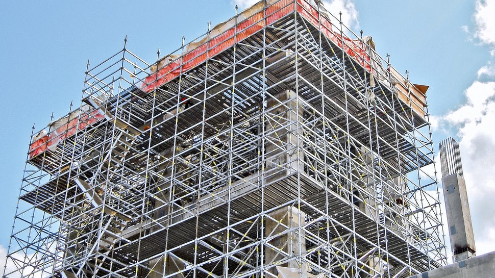 Комплекс "Тобольск-Полимер" насчитывает порядка 40 объектов общезаводского хозяйства. Компания PERI за короткий срок поставила на объект более 230 тонн универсальных строительных лесов PERI UP Flex с настилами UDI.