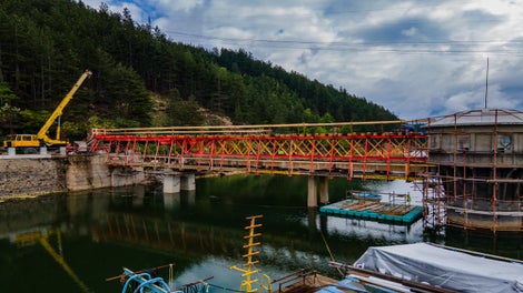 Системата е подпряна в тялото на водната кула, рехабилитирания стълб и зад устоя