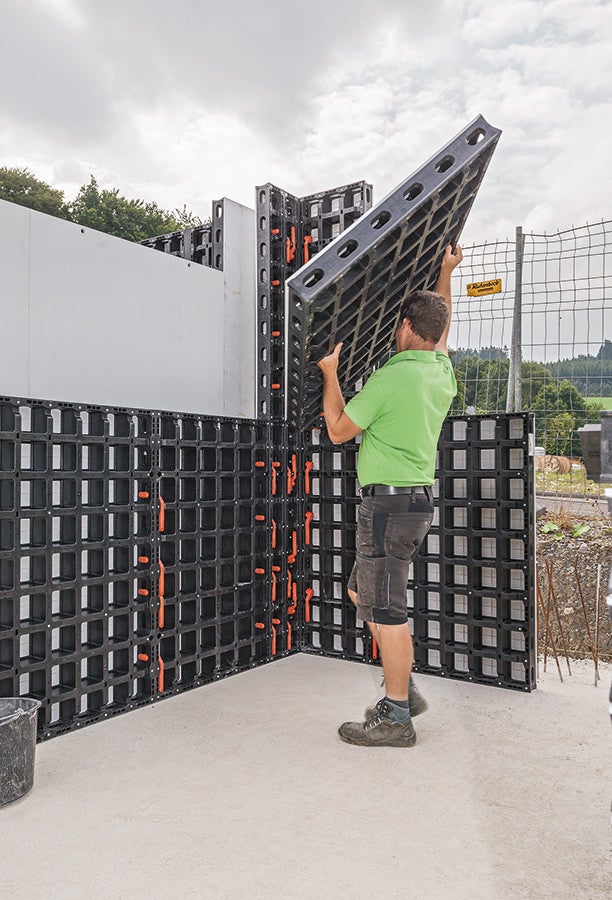 Kein DUO Systembauteil wiegt mehr als 25 kg – DUO ist damit eine echte 1-Mann-Handschalung und lässt sich ohne Kran bedienen. Griffmulden an den DUO Paneelen sorgen für einfaches Handling, sie dienen zugleich zum Einbau der Verbinder.