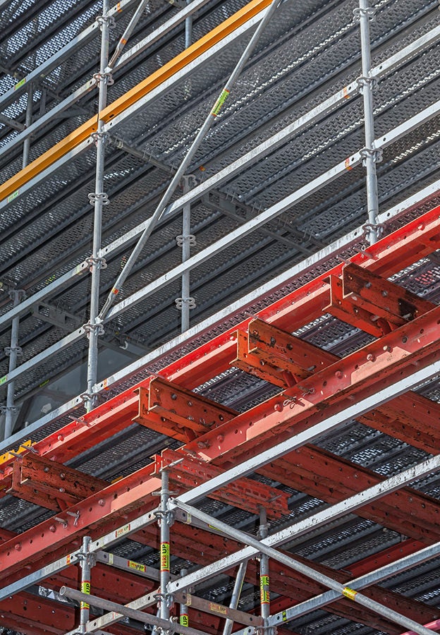 Durch das aufeinander abgestimmte Grundraster und mittels standardisierter Verbindungsmittel lässt sich der PERI UP Gerüstbaukasten mit dem VARIOKIT Ingenieurbaukasten nahezu unbeschränkt miteinander kombinieren.