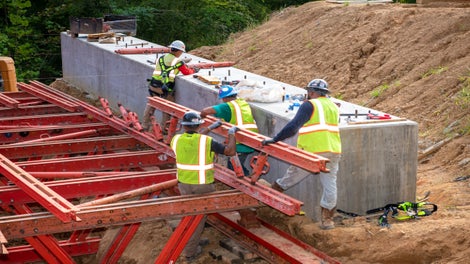 The adaptable and customized solution for the bridge enabled the crew to easily assemble and operate the system for safe and efficient construction.