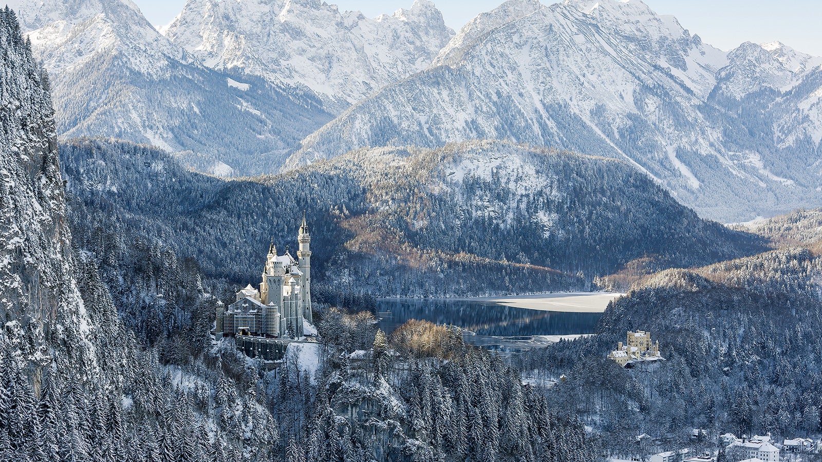 L’eccezionale ubicazione del castello e l’intenso afflusso di visitatori hanno costretto a lavorare in spazi molto ristretti, senza l’impiego di sollevatori telescopici né di gru