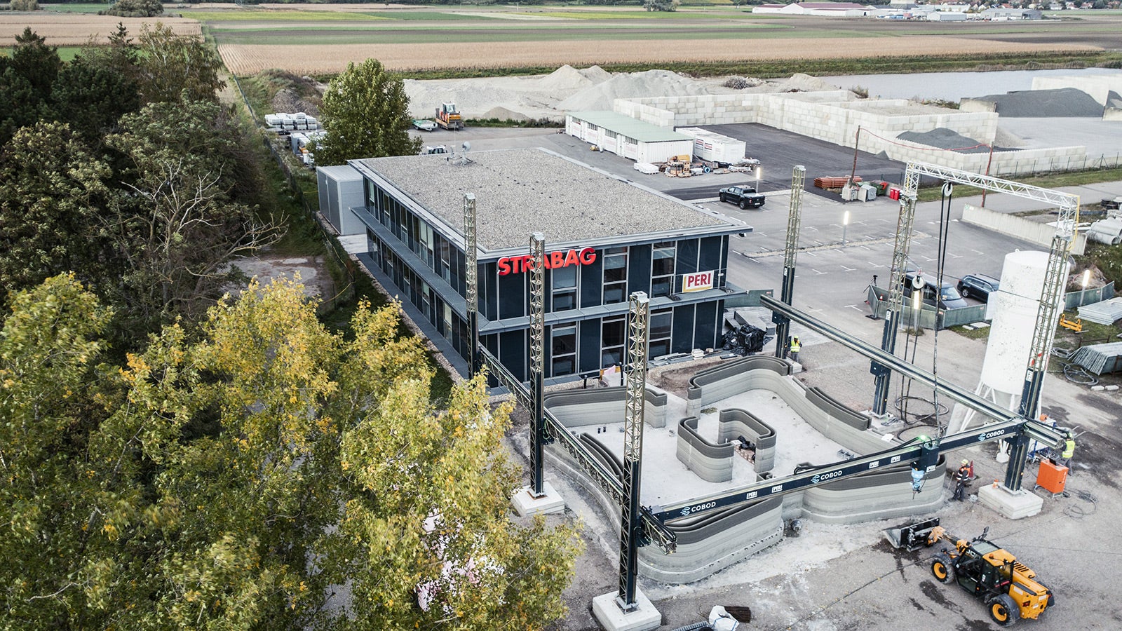 Austria’s first 3D-printed building is being constructed in Hausleiten, Lower Austria. Construction technology group STRABAG, together with PERI, the formwork and scaffolding manufacturer and a pioneer in 3D concrete printing, is realising a roughly 125 m² office building next to its asphalt mixing plant in Hausleiten.