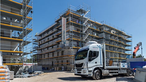 Все элементы системы разработаны с учетом требований по безопасному монтажу. Настилы самофиксируются, что исключает их произвольный подъем. 