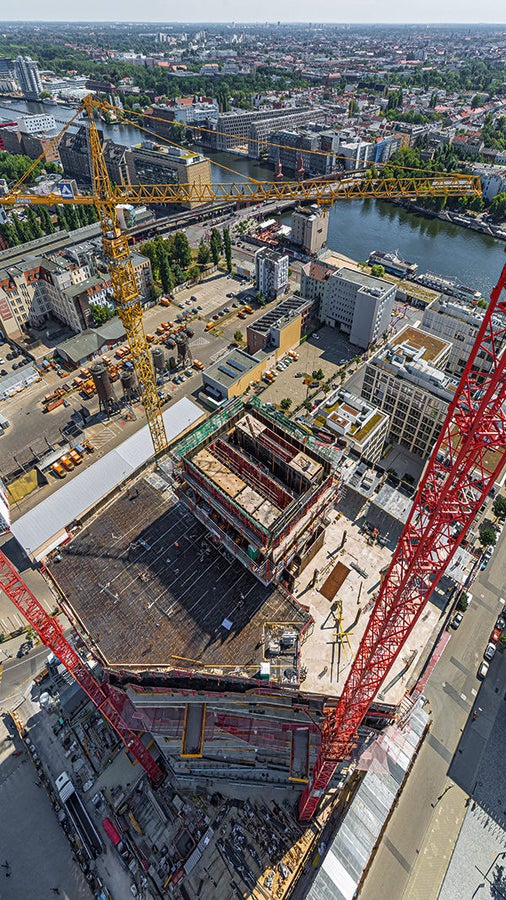 Pro hrubou stavbu 97 m vysoké budovy „Stream-Tower“ v blízkosti galerie Eastside u Sprévy nebyly k dispozici téměř žádné skladovací ani montážní plochy.