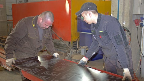 В местах стыковки фанеры используется шиповое соединение. Это обеспечивает лучшую жесткость и исключает возможность протекания бетонного молочка и отрыва фанеры от рамы.