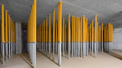 Puntal ligero de aluminio para losas MULTIPROP usado para proporcionar soporte a cargas de multiples forjados superiores.