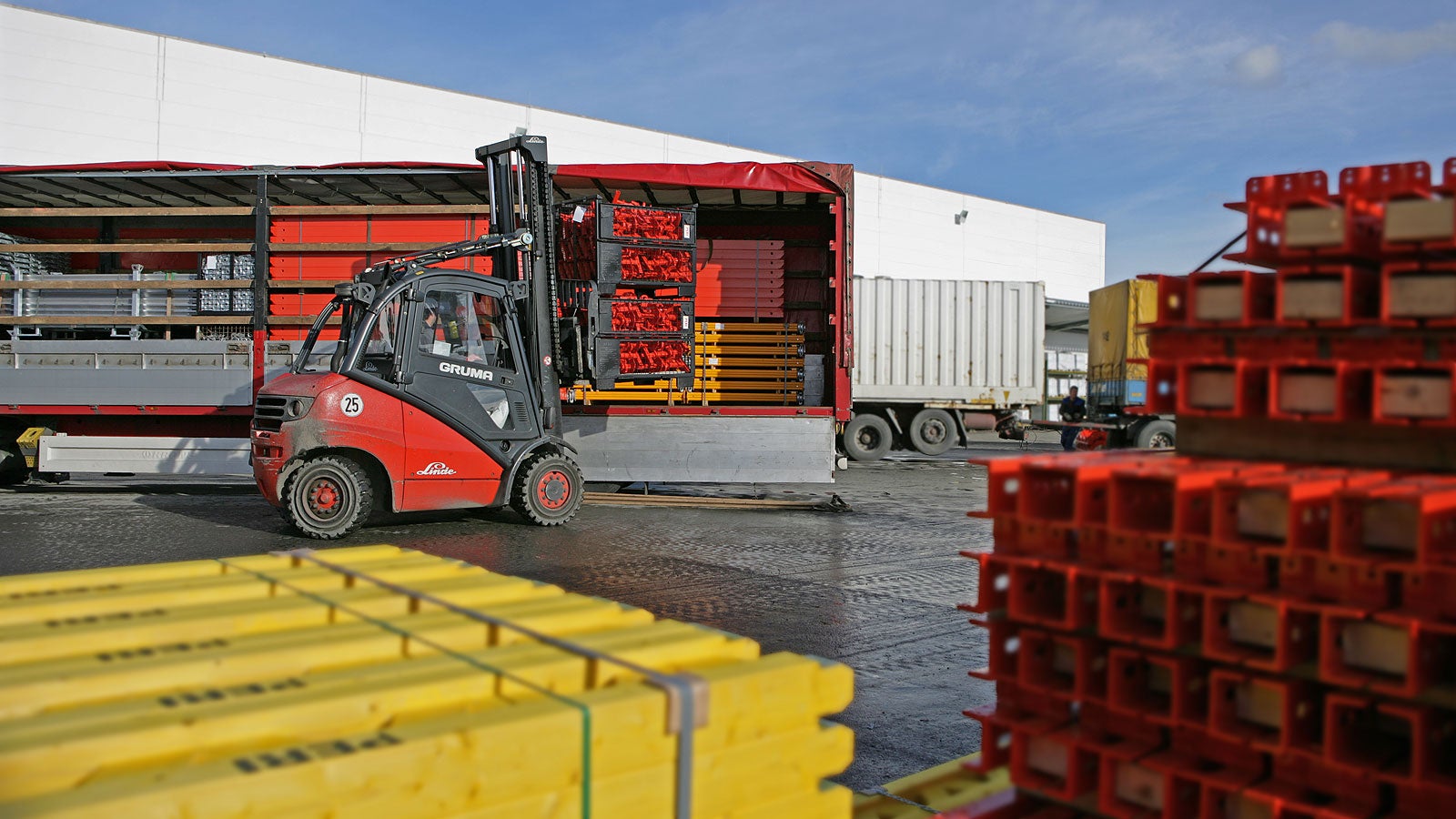 Vårt nettverk av logistikk-områder sikrer rask tilgjengelighet av materialer for hvert prosjekt.