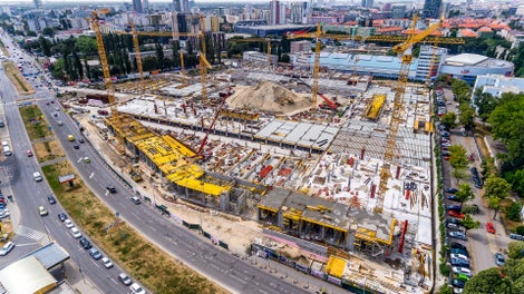 Komplex budov NFŠ tvorí objekt samotného futbalového ihriska s tribúnou a priestormi pre malé obchodné prevádzky, ako aj 17-poschodová administratívna budova a nákupné centrum spojené s ubytovacou časťou, ktoré má od 8 do 23 NP. Pod celou parcelou NFŠ, okrem oblasti ihriska, je priestor suterénu vyhradený pre 994 parkovacích miest a pre technické zázemie.