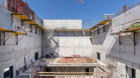 W części środkowej FOYER tworzyć będzie przestrzeń otoczoną ścianami z betonu architektonicznego na wysokość 17 m. 