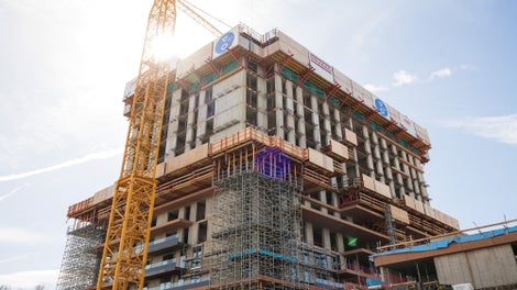 V2C9 Grünblick - Wien<br/>PERI UP Rosett Stützturm und VARIO Stahlriegeltischen, <br/>Balkontische als auch Windschildbühnen sind speziell angefertigte kranversetzbare Sonderlösungen