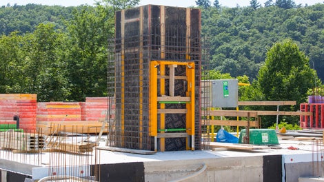 Le coffrage de réservation selon le principe modulaire s'adapte de manière flexible aux dimensions d'ouverture prévues et peut être réutilisé de nombreuses fois.