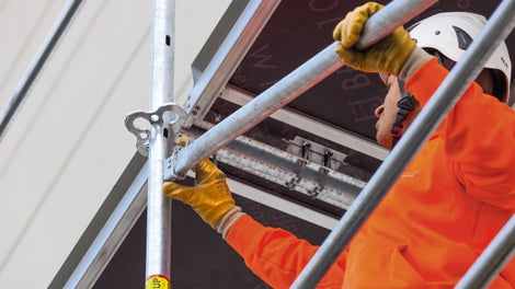 For the standard configuration of the internal corner, two frame columns in the corner are simply connected with a ledger.