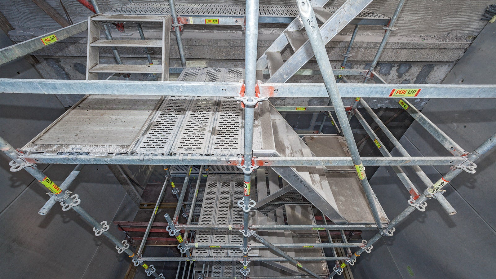 During the refurbishment phase, the PERI UP basic elements are turned into stairwell staircases. Standards, ledgers and decks, supplemented by lightweight PERI UP Flex flights of stairs, make versatile adaptations to the existing stairwells possible.