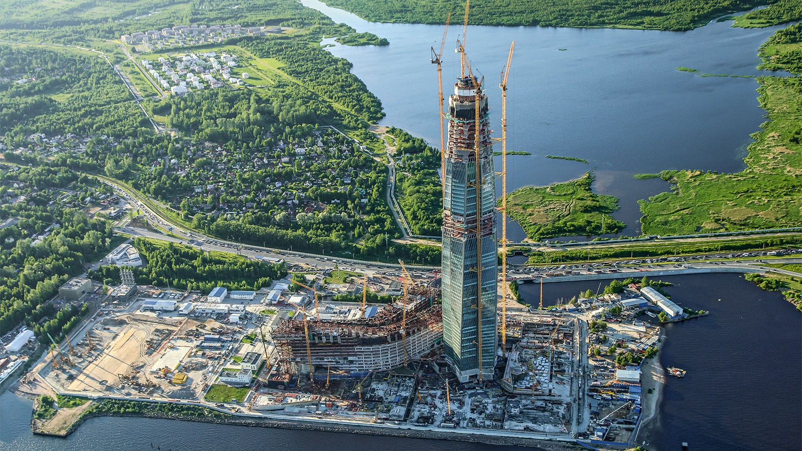 The future highest high-rise building in Europe is currently being realized in Saint Petersburg: the headquarters of the energy company Gazprom will reach a total height of 462 m. Spectacular multi-functional buildings, an amphitheater and spacious parks complement the complex.
