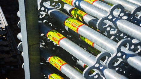 Компактно подреждане и монтаж без опасност от търкаляне на елементите с PERI UP Flex