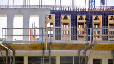 Uniwersalne wstawki formujące otwory okienne, wykonywane w jakości betonu architektonicznego. Rozwiązanie PERI zakładało użycie klinów regulujących szerokość otworu, w związku z czym te same elementy wykorzystano przy kolejnych kondygnacjach, gdzie projektant założył inne szerokości.