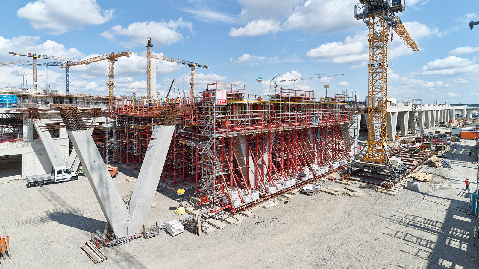 The 15,300 m² bridge area is supported by 70 V-shaped columns at a height of over 10 m.
