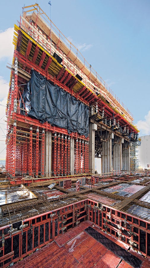 Płyta stołu turbogeneratora o grubości 3,20 m została podparta za pomocą podwójnych i potrójnych tarcz HD 200.