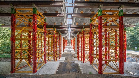 Tragfähig: VST Schwerlasttürme auf Basis des VARIOKIT Ingenieurbaukastens tragen bis zu 700 kN pro Stiel sicher ab.