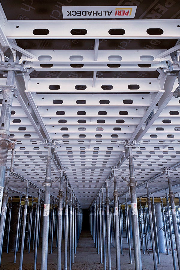 Das geringe Gewicht der ALPHADECK Paneele sowie die Möglichkeit des frühen Ausschalens durch den Fallkopf verringerten die Vorhaltemenge und minimierten den Zeitaufwand erheblich. 