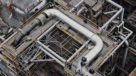 Модульность системы лесов PERI UP Flex позволяет с легкостью обходить металлокаркас, при этом устраивать безопасные рабочие платформы для проведения ремонта и обслуживания трубопроводов.