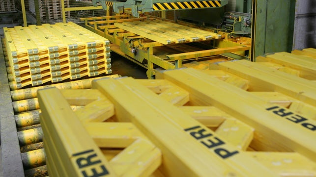<p>Pro Tag werden mit der vollautomatischen Produktionsanlage 20.000 laufende Meter Tr&amp;auml;ger hergestellt.</p><br/>