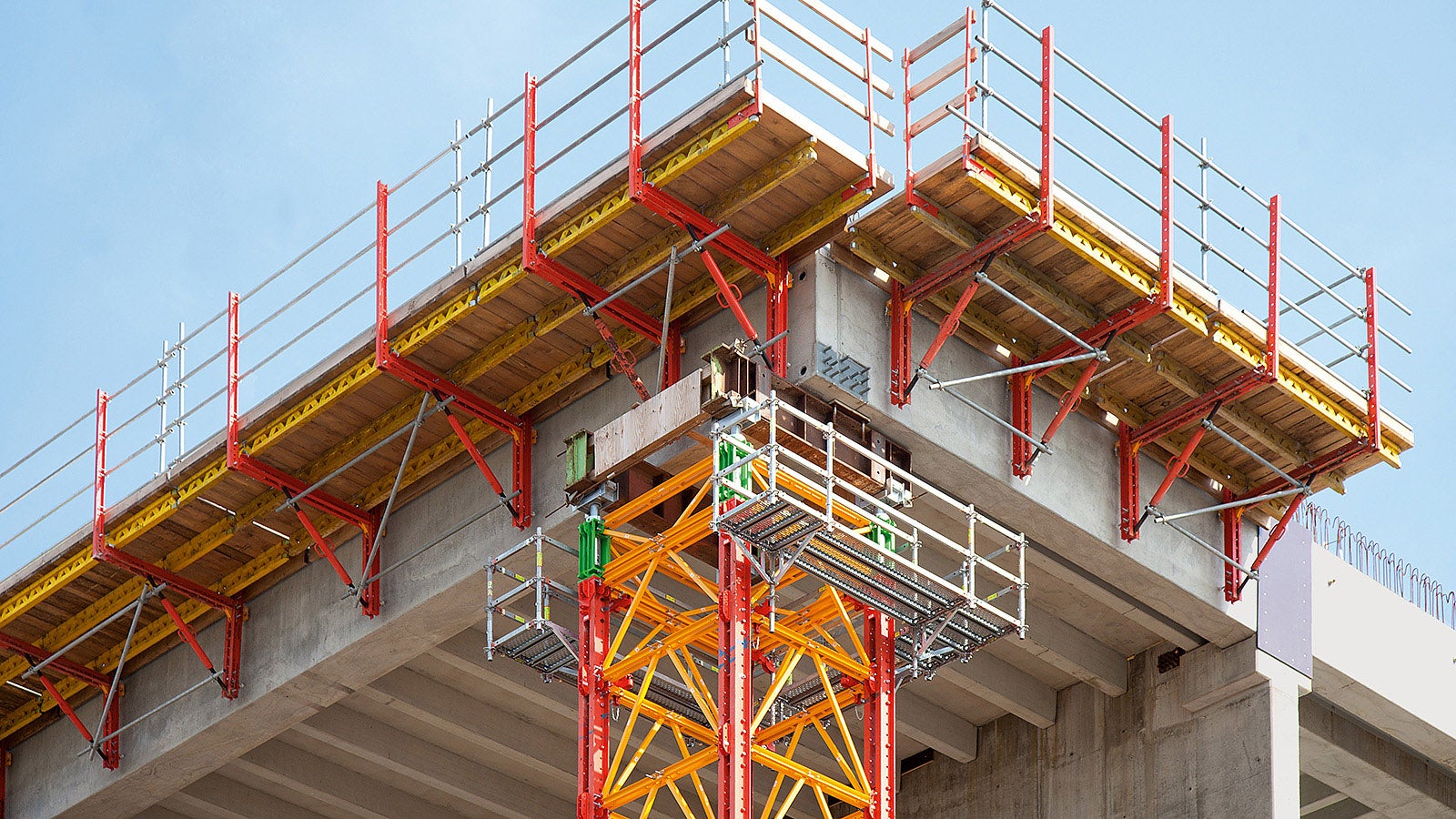 Der Schwerlastturm und die projektspezifische Konsollösung basieren auf mietbaren Systemteilen des VARIOKIT Ingenieurbaukastens. Die Kombination mit den integrierbaren PERI UP Arbeitsplattformen im Kopfbereich sorgt für Sicherheit auch in großer Höhe.