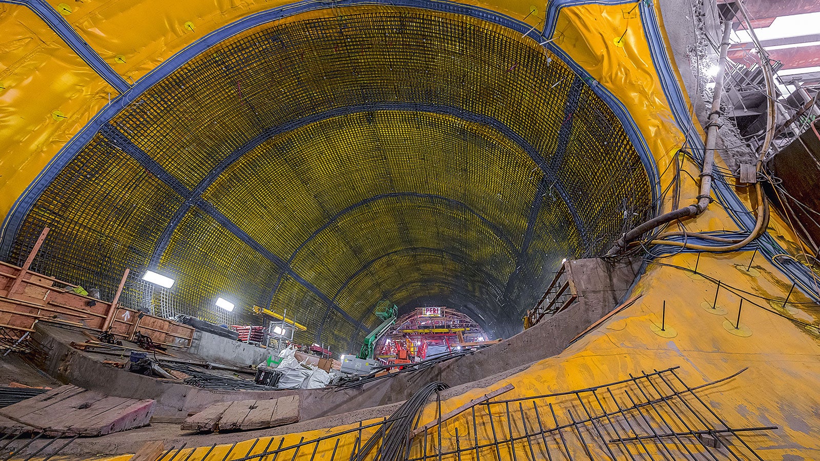 Ovaalristlõikega tunneli läbimõõt ulatub 15 meetrini ja paikneb kuni 30 m sügavusel San Francisco südalinna all. 