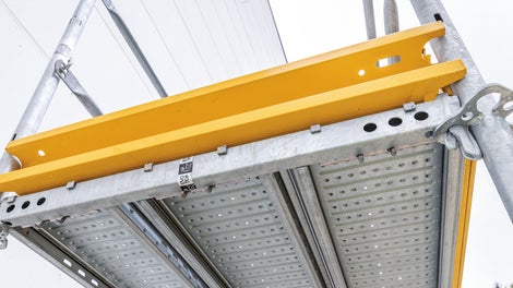 Thanks to the EVOTOP series from the PERI UP Scaffolding Kit, even wider, longer and higher facade scaffolds can be built in demanding load classes. Heavy and inflexible frames are therefore no longer required in facade scaffold construction.