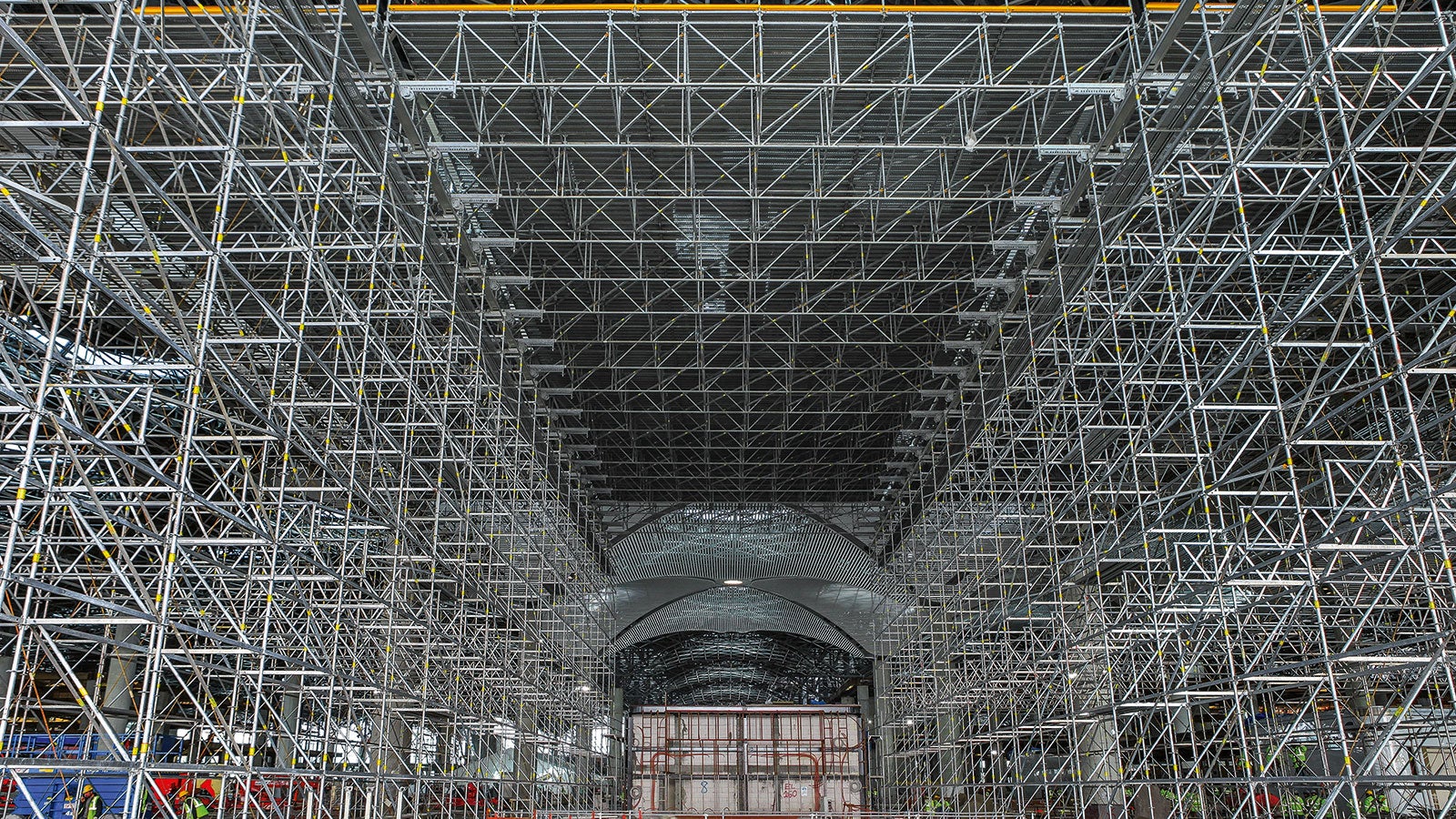 220,000 m² suuruse ja 17,50 m kõrguse lae ehitamiseks paigaldati 15,500 m² platvorme silletega kuni 15 m. (Foto: PERI GmbH)