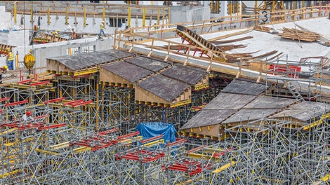 Deskowanie wysokich ścian kompleksu kinowego. Zastosowanie na całej powierzchni rusztowań PERI UP pozwoliło na bezpieczne i szybkie prowadzenie robót .<br/>