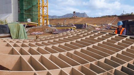 在派利现场服务人员的指导下，使用CNC数控切割机床加工的衬板结合VARIO系统基本模块，组装成精确的3D模块